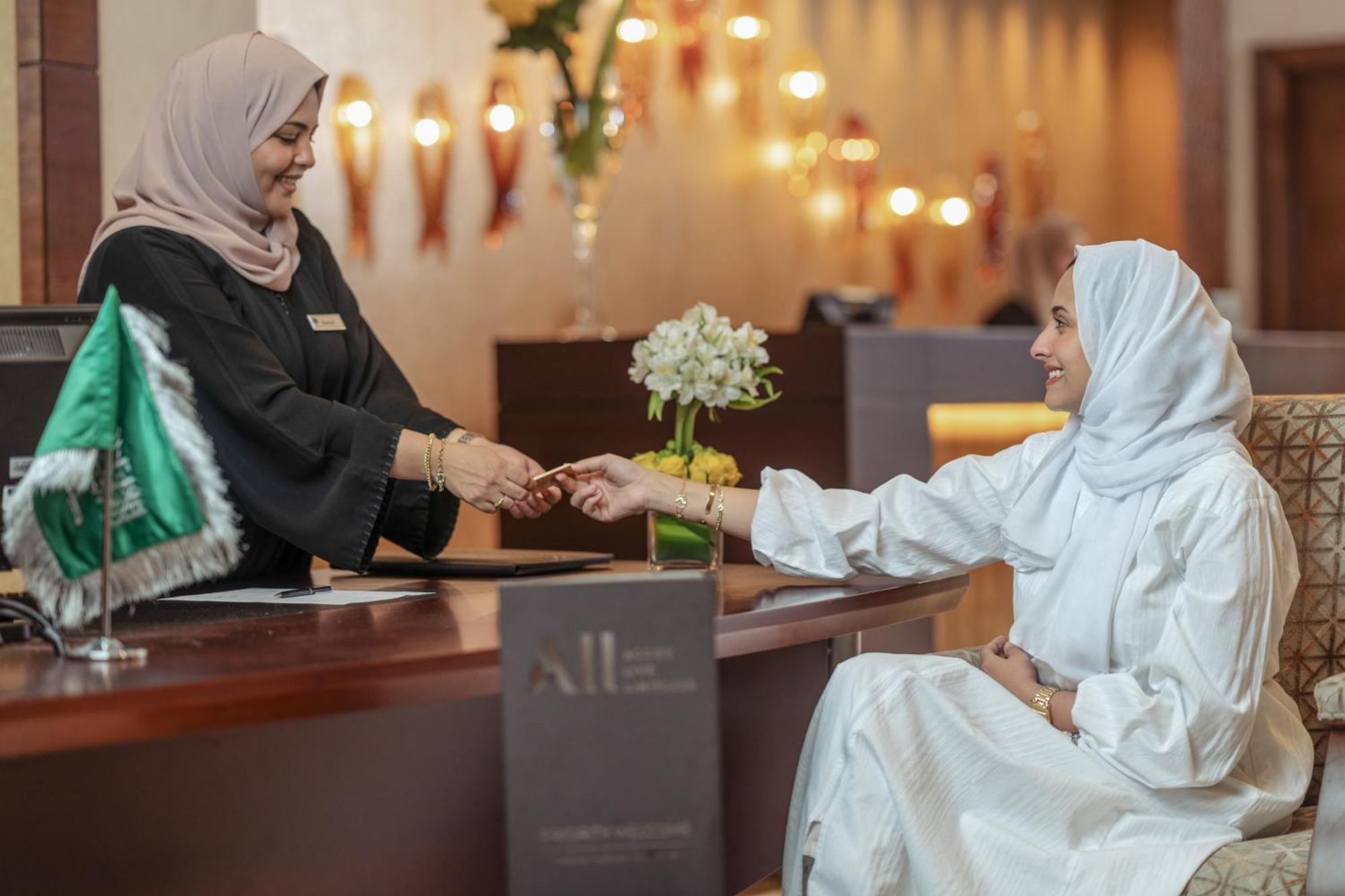 Raffles Makkah Palace Mekka Zewnętrze zdjęcie A guest checking in at the hotel
