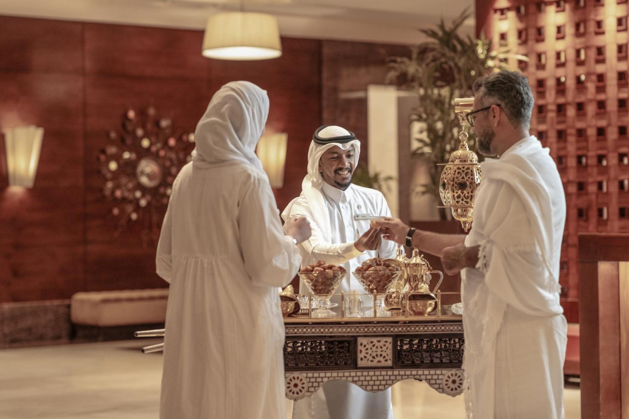 Raffles Makkah Palace Mekka Zewnętrze zdjęcie Arab men in traditional dress