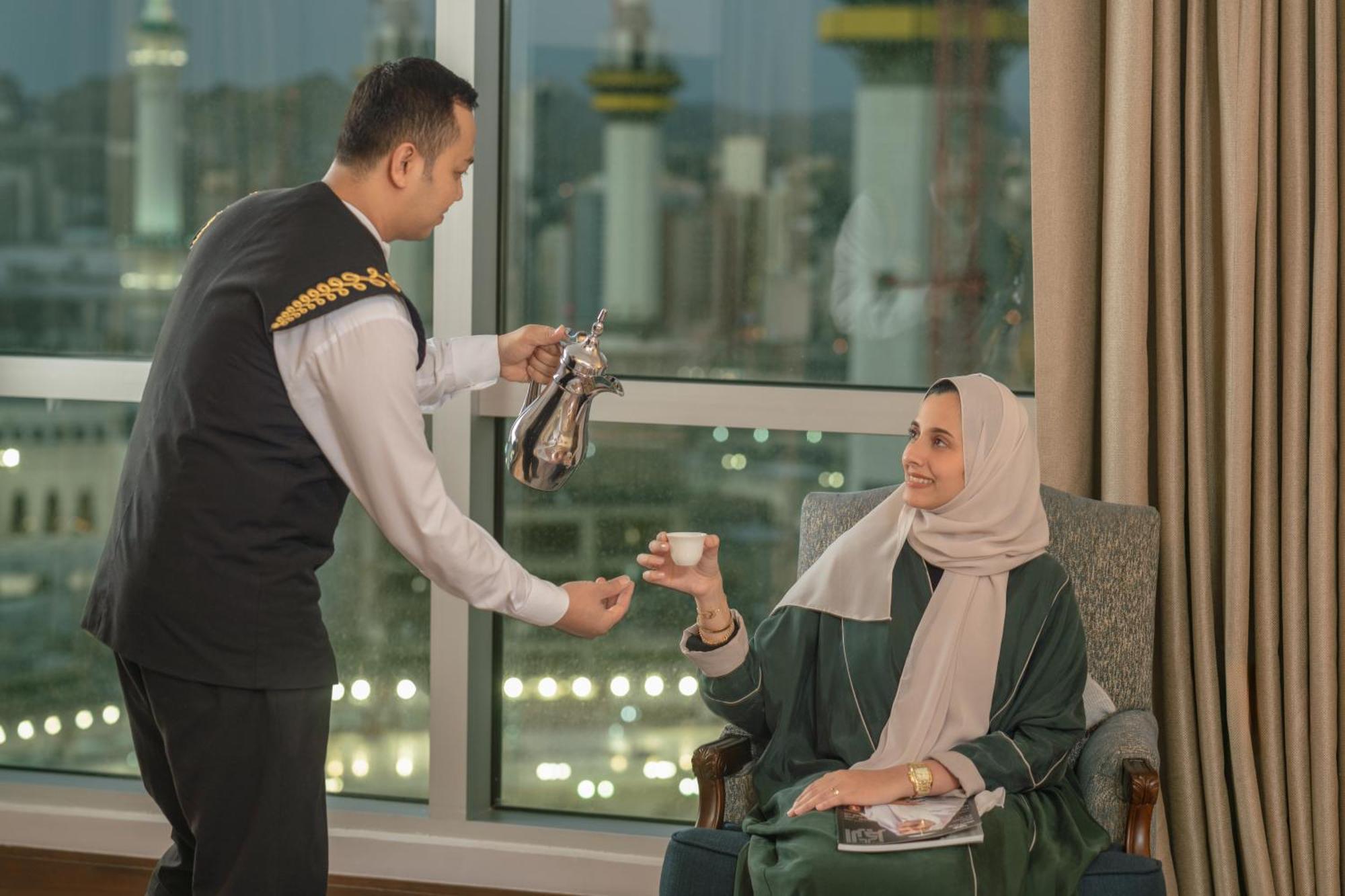 Raffles Makkah Palace Mekka Zewnętrze zdjęcie A Saudi Arabian woman being served coffee