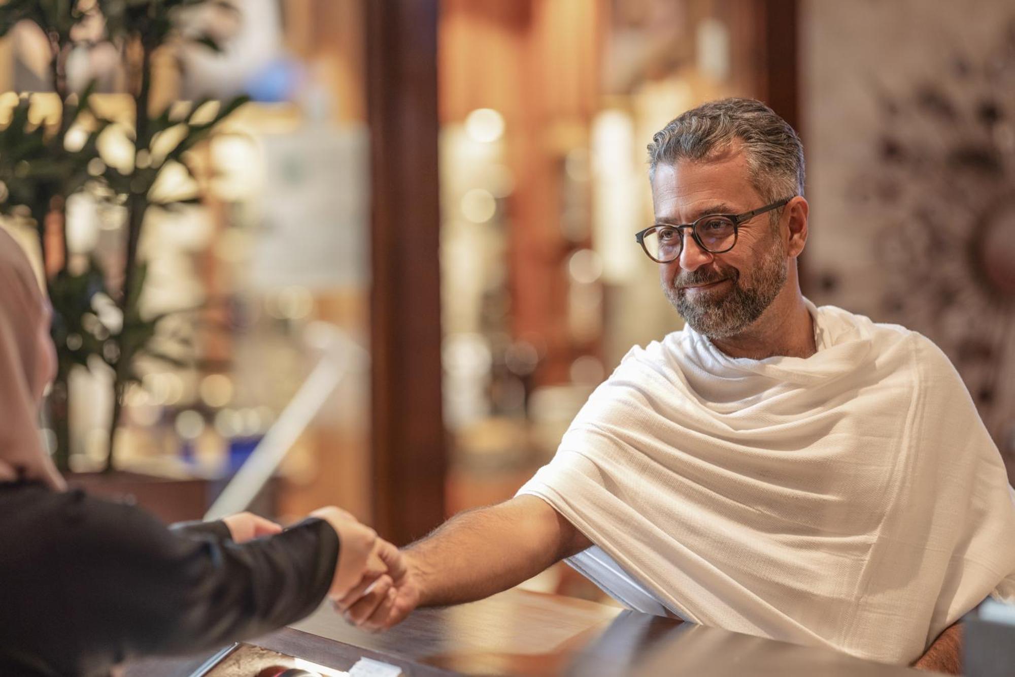 Raffles Makkah Palace Mekka Zewnętrze zdjęcie A man shaking hands with a guest