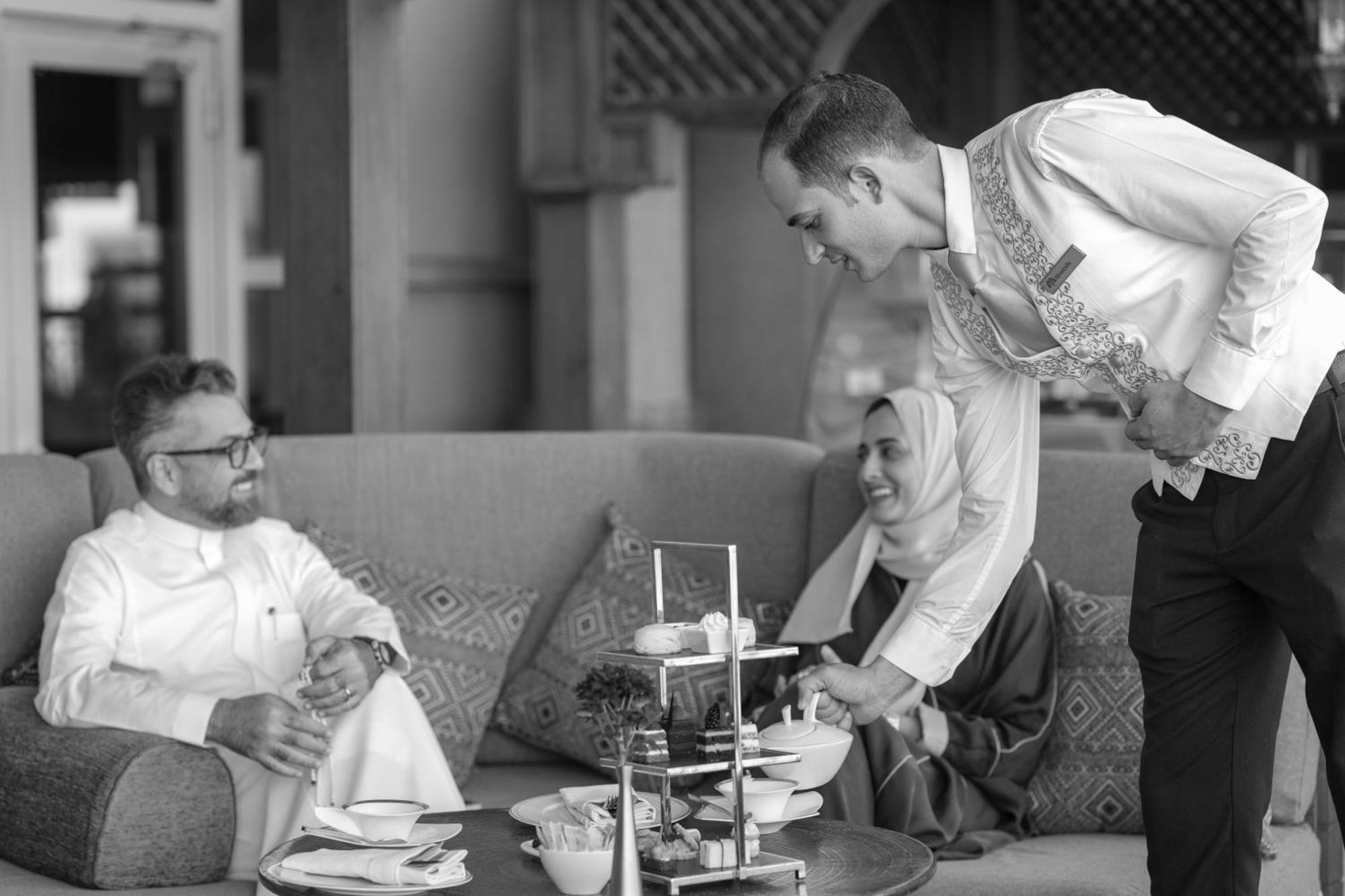 Raffles Makkah Palace Mekka Zewnętrze zdjęcie A hotel butler serving tea