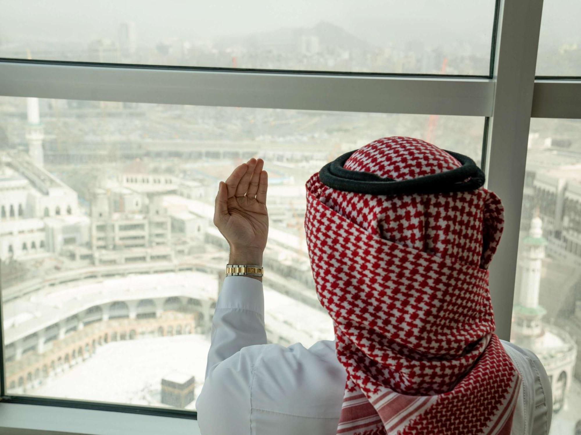 Raffles Makkah Palace Mekka Zewnętrze zdjęcie Saudi man wearing the Ogaidi