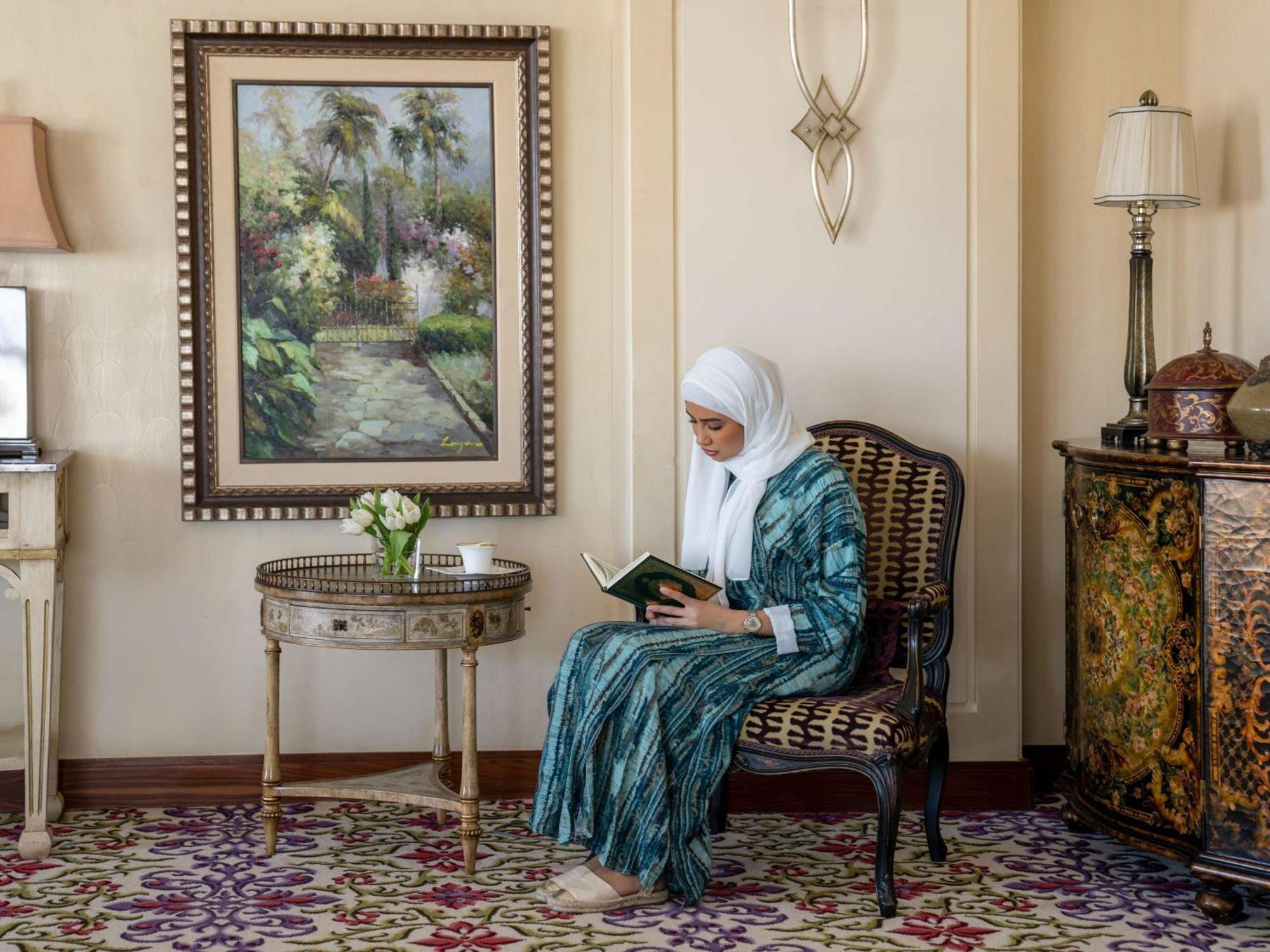 Raffles Makkah Palace Mekka Zewnętrze zdjęcie A woman in Dubai wearing an abaya