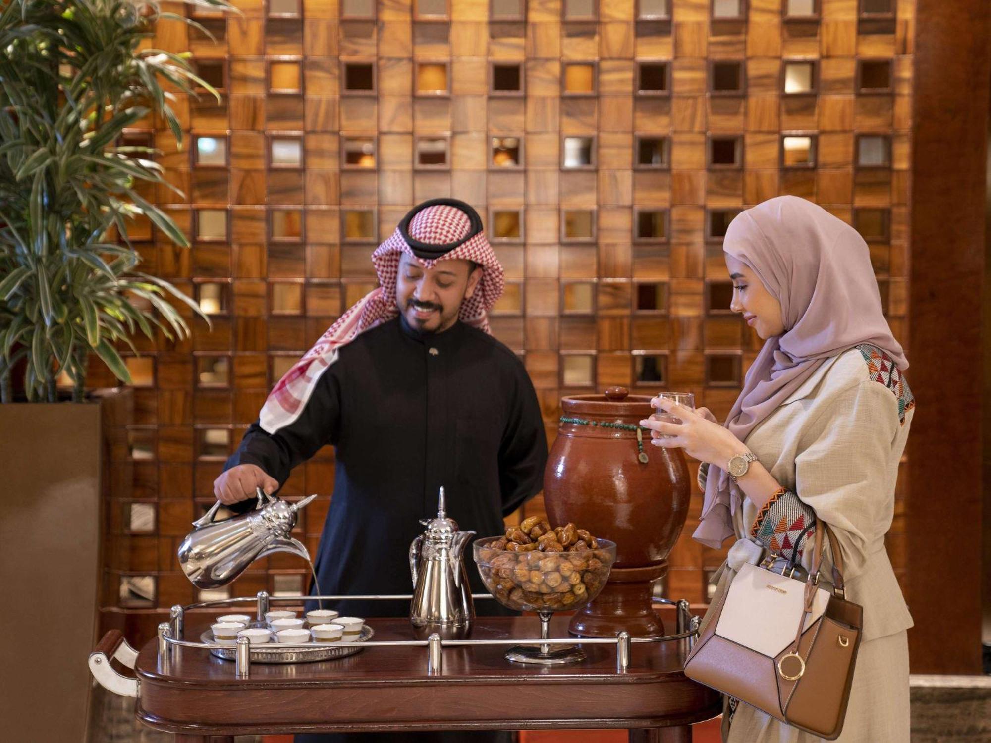 Raffles Makkah Palace Mekka Zewnętrze zdjęcie A Saudi Arabian man and woman