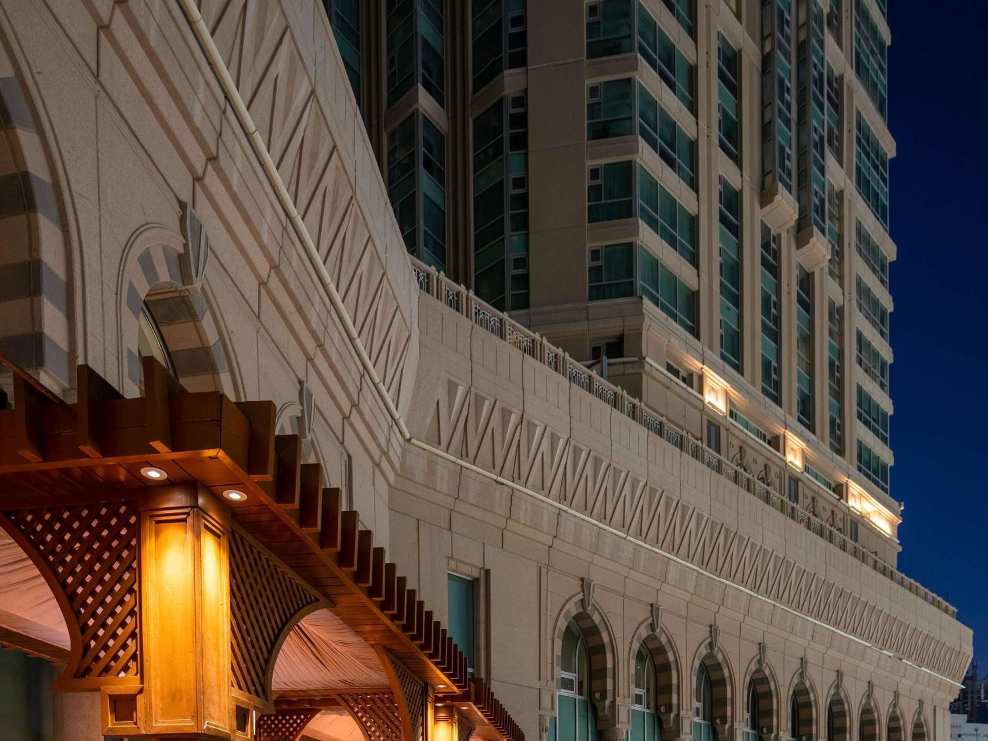 Raffles Makkah Palace Mekka Zewnętrze zdjęcie The hotel at night